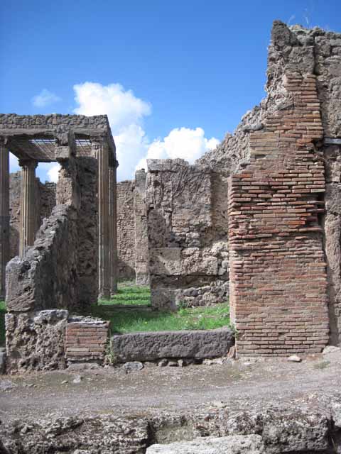 I.2.27 Pompeii. September 2010. Looking south towards entrance doorway and Vicolo del Conciapelle, from rear. Photo courtesy of Drew Baker.
