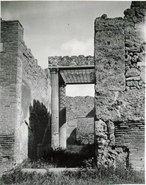 I.2.28 Pompeii. September 2010. View of the atrium columns from the north-west column corner of the atrium. Photo courtesy of Drew Baker.
According to Fiorelli, the tetrastile atrium had a compluvium made of grating to stop anyone entering the house. See Pappalardo, U., 2001. La Descrizione di Pompei per Giuseppe Fiorelli (1875). Napoli: Massa Editore. (p. 37)