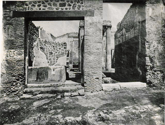 I.2.29 Thermopolium of Polybius. Looking through to atrium of I.2.28. December 2006.