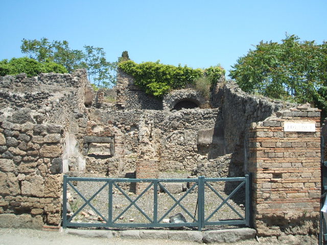 I.3.1 Pompeii. May 2005. Oven in north east corner.
