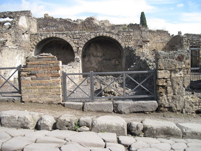 I.3.5 Pompeii. May 2005.  Looking east into entrance from Via Stabiana.