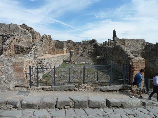 I.3.9 Pompeii. May 2005. Entrance, looking east from Via Stabiana into large shop room.