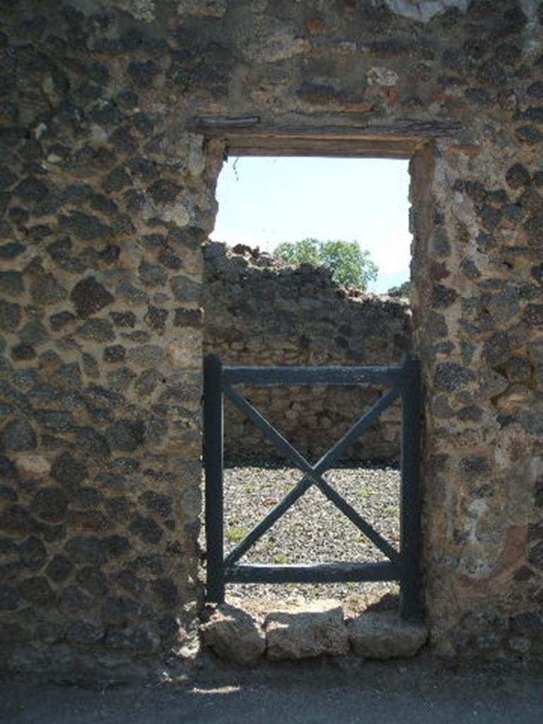 I.3.18 Pompeii.  Fullonica.  Entrance.