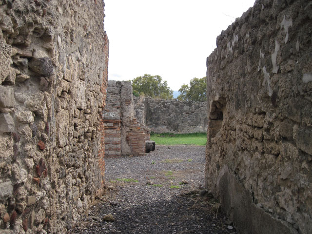 I.3.20 Pompeii. May 2005. Looking east from rooms on west side, across area of tablinum towards rooms on east side.