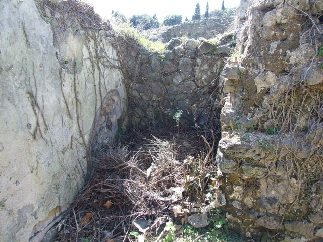 I.3.27 Pompeii.  March 2009. South wall of Pistrinum, on the east side of room on the East side of the Oven.