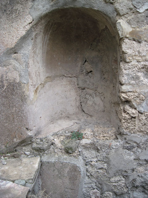I.3.28 Pompeii.  March 2009. Looking east across counter to Vicolo. The remains of the hearth can also be seen on the end of the counter.