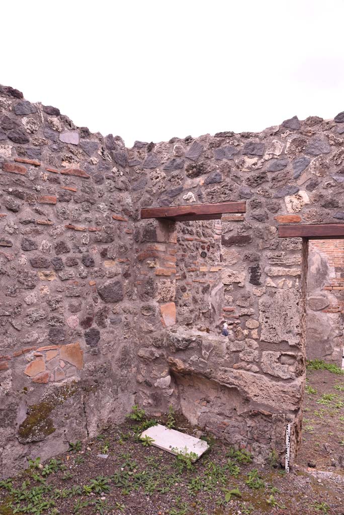 I.4.4 Pompeii. October 2019. South-west corner of rear room, with window into shop-room.
Foto Tobias Busen, ERC Grant 681269 DCOR.
