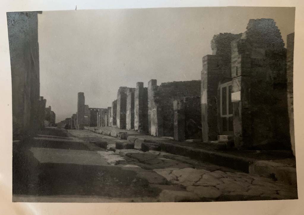I.4.5 Pompeii, on right. March 1922. Looking north along Via Stabiana. Photo courtesy of Rick Bauer.