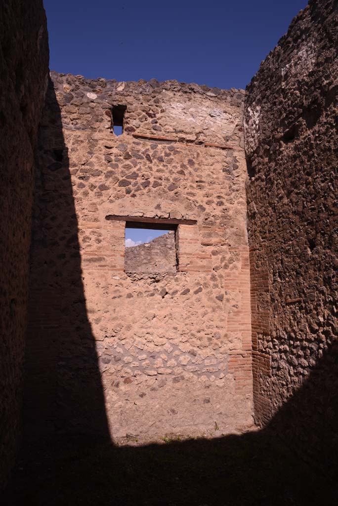 I.4.26 Pompeii. October 2019. North wall with window onto Via dellAbbondanza.
Foto Tobias Busen, ERC Grant 681269 DCOR.
