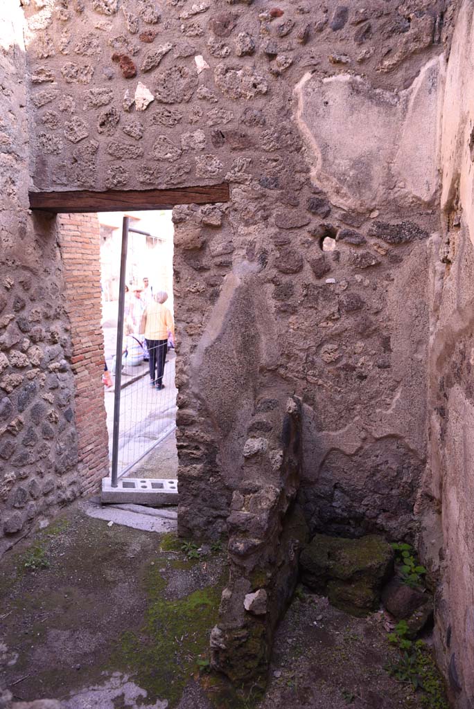 I.4.26 Pompeii. October 2019. Latrine against east wall in south-east corner.
Foto Tobias Busen, ERC Grant 681269 DCOR.
