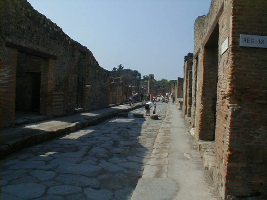 I.4.26 Pompeii, on left. May 2005. Via dellAbbondanza looking west.      IX.1 on right.