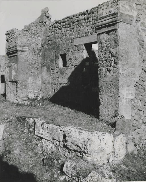 I.5.1 Pompeii. September 2010. ID plate on west side of entrance doorway.
Photo courtesy of Drew Baker.