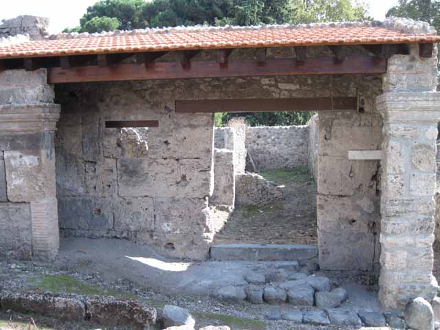 I.5.1 Pompeii. September 2010. Detail of left (east) side of portico. Photo courtesy of Drew Baker.