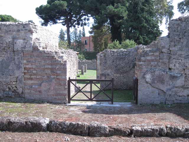 I.5.2 Pompeii. December 2006. Entrance, looking south into shop-room.
