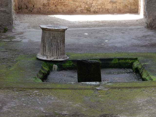 I.6.4 Pompeii. September 2019. Room 1, puteal in atrium. Photo courtesy of Klaus Heese.