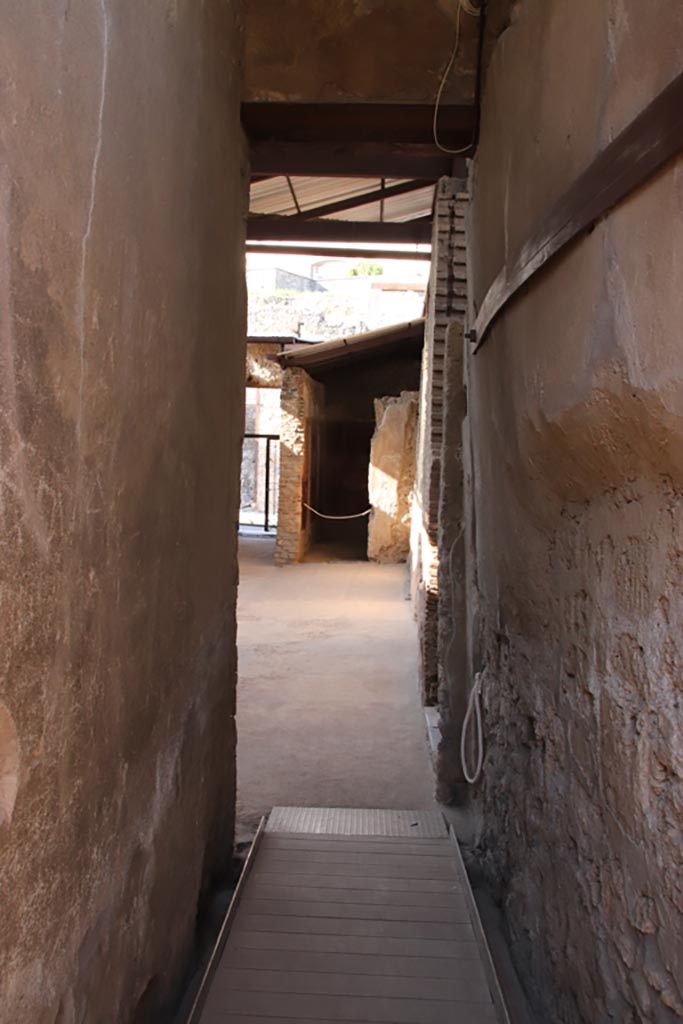 I.6.4 Pompeii. October 2022. 
Corridor 7, looking north towards atrium. Photo courtesy of Klaus Heese. 
