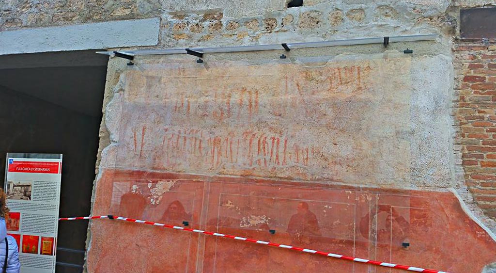 I.6.7 Pompeii. 2015/2016. Painted graffiti on west (right) side of entrance doorway. Photo courtesy of Giuseppe Ciaramella.