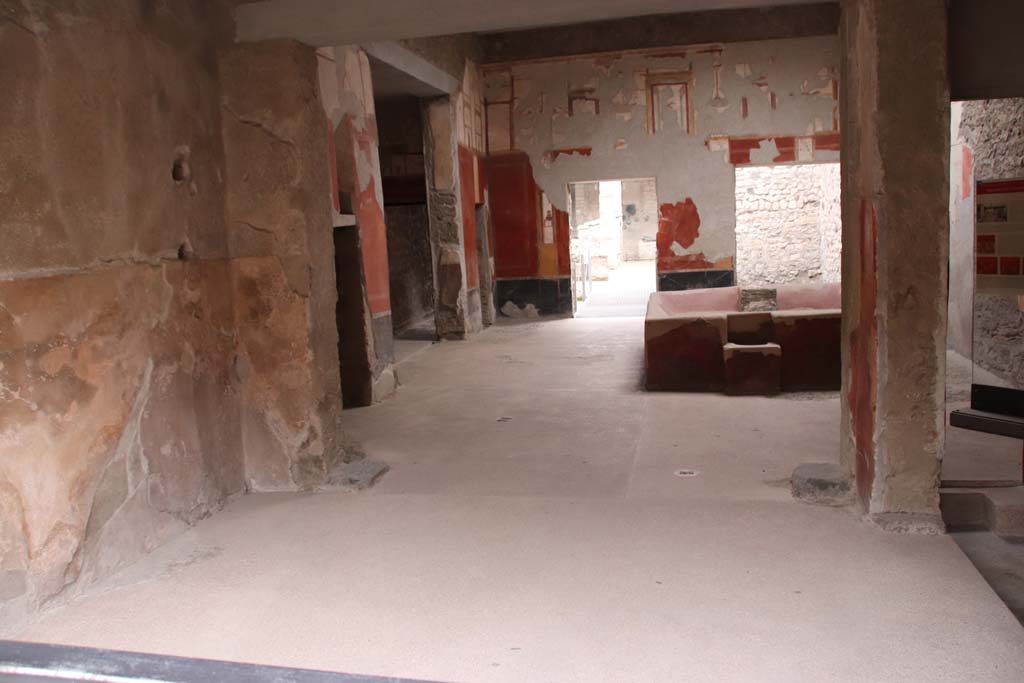 I.6.7 Pompeii. October 2020. Looking south from vestibule to atrium. Photo courtesy of Klaus Heese.