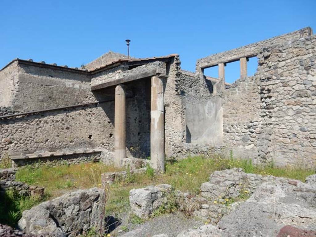 I.6.9 Pompeii. May 2016. Looking north-west across peristyle area, from rear of I.6.7
Photo courtesy of Buzz Ferebee.
