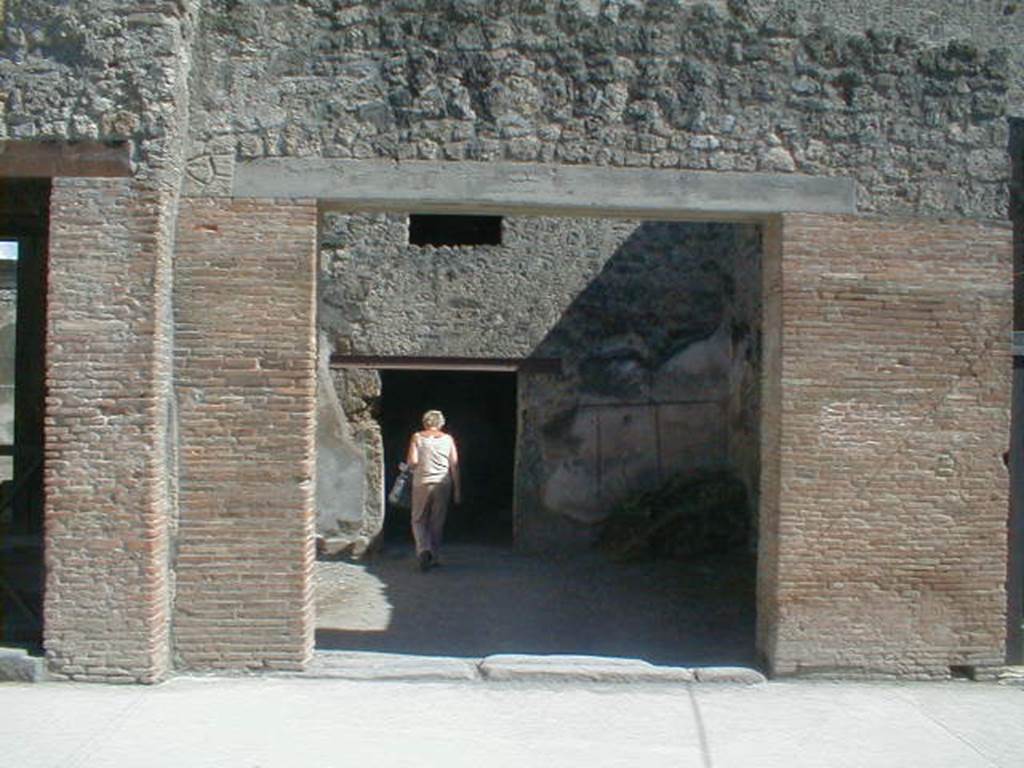 I.6.10 Pompeii. May 2005. Looking south through entrance doorway to doorway to rear room.