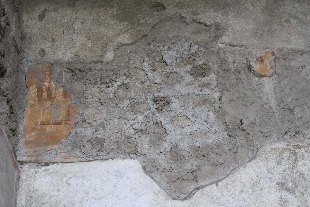 I.6.10 Pompeii. December 2018. Detail of remains of painted plaster on upper south wall. Photo courtesy of Aude Durand.