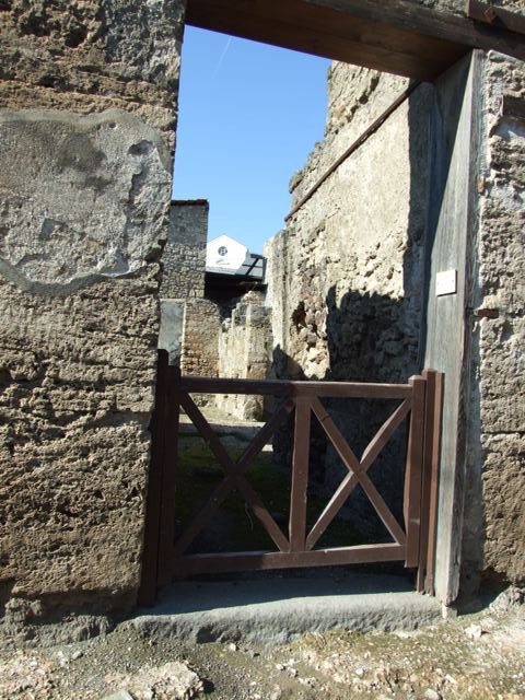I.6.13 Pompeii.  September 2004.  Looking north from entrance across atrium to Tablinum and garden.
