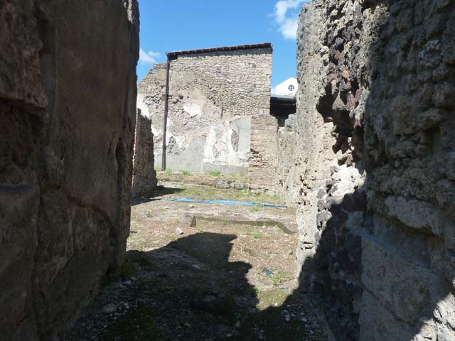 I.6.13 Pompeii.  March 2009. Looking north east from entrance, towards rooms on east of atrium.