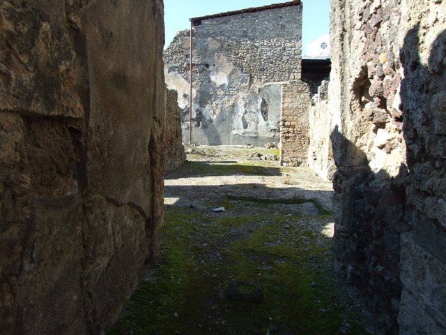I.6.13 Pompeii.  December 2004.  Tablinum, Atrium and east side looking south east.  Taken from rear of I.6.11.  The remains of Lararium niche are on left of picture, in garden area behind Tablinum
