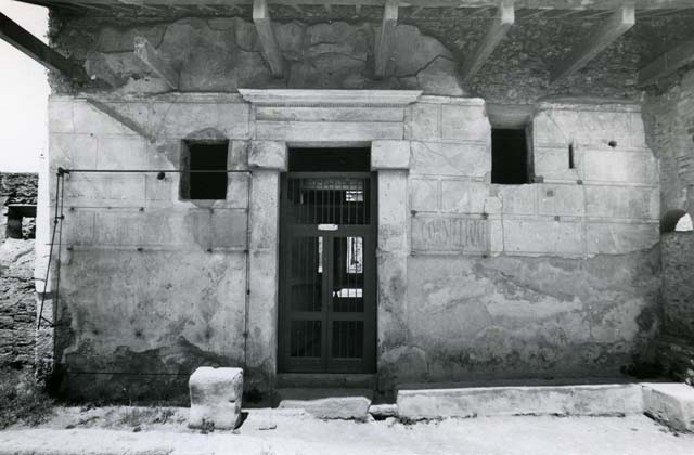 I.6.15 Pompeii. Plaster cast of entrance door.