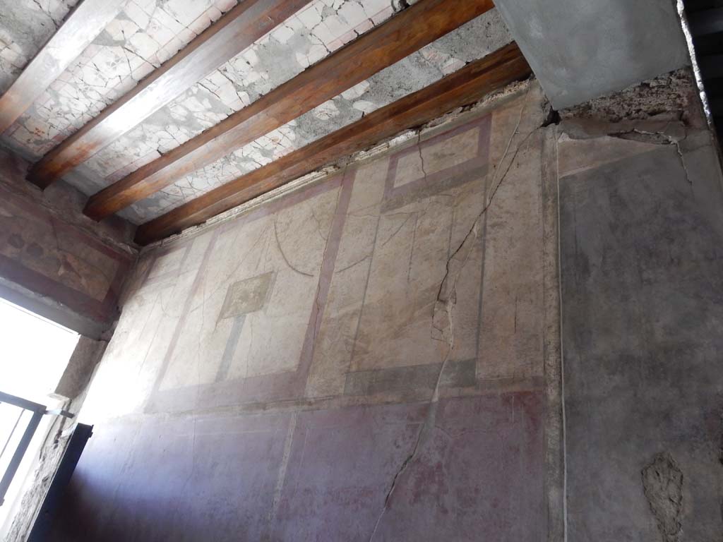 I.6.15 Pompeii. June 2019. Entrance corridor/fauces, upper west wall, looking south.
Photo courtesy of Buzz Ferebee.

