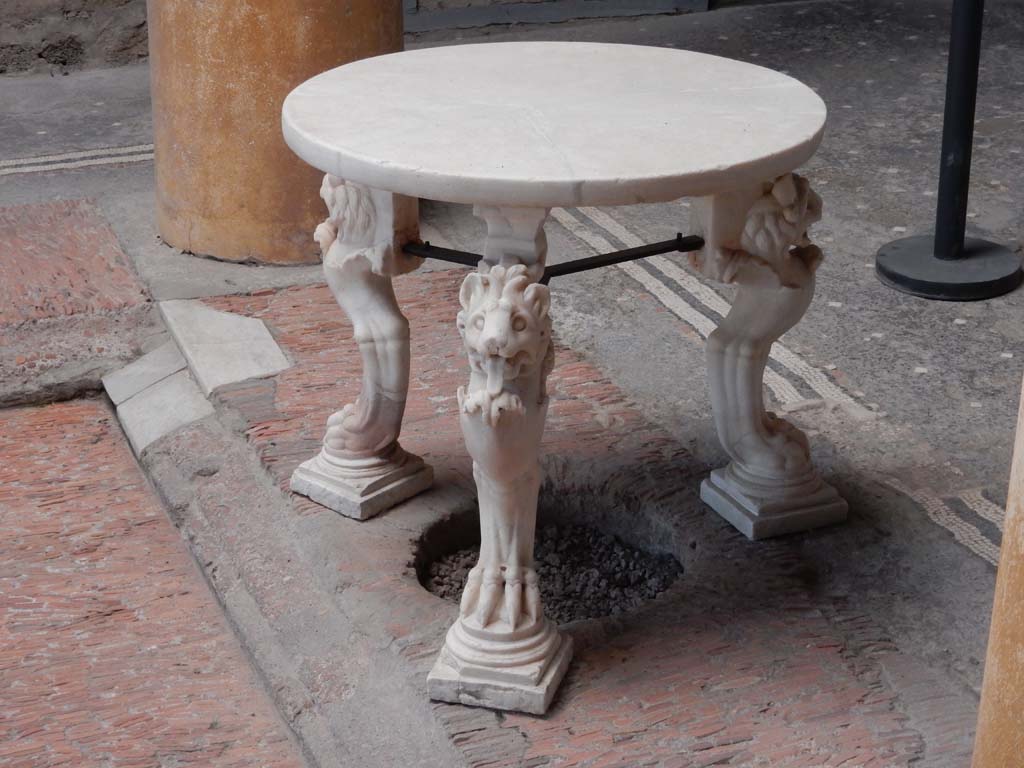 I.6.15 Pompeii. June 2019. Room 4, marble table with lion legs. Photo courtesy of Buzz Ferebee