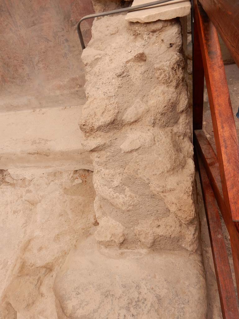 I.6.15 Pompeii. June 2019. Room 9, detail of wall and flooring in south-east corner of garden area.
Photo courtesy of Buzz Ferebee.
