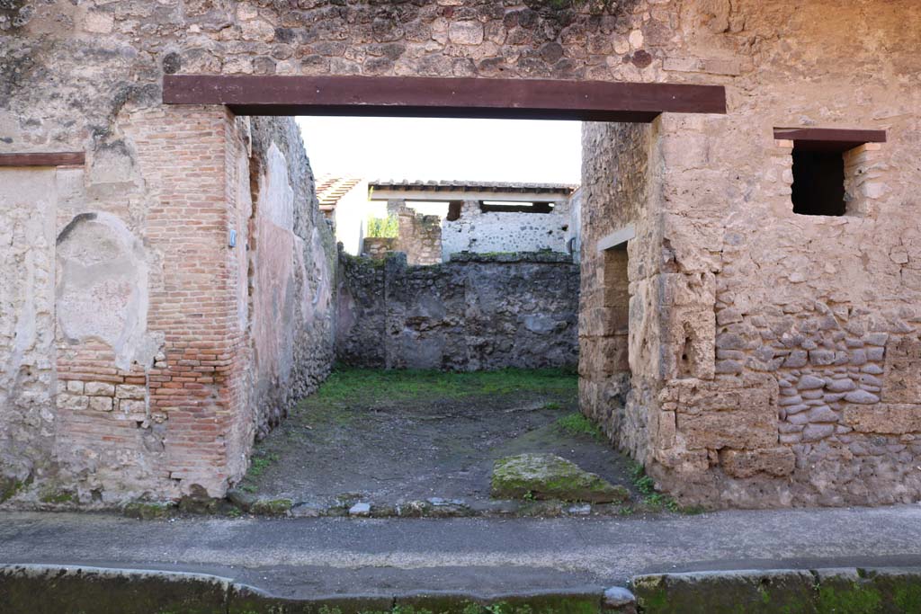 I.7.4 Pompeii. December 2018. Entrance on south side of Via dellAbbondanza. Photo courtesy of Aude Durand.


