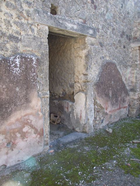I.8.9 Pompeii. March 2009. Room 4. Cubiculum. Niche in west wall.