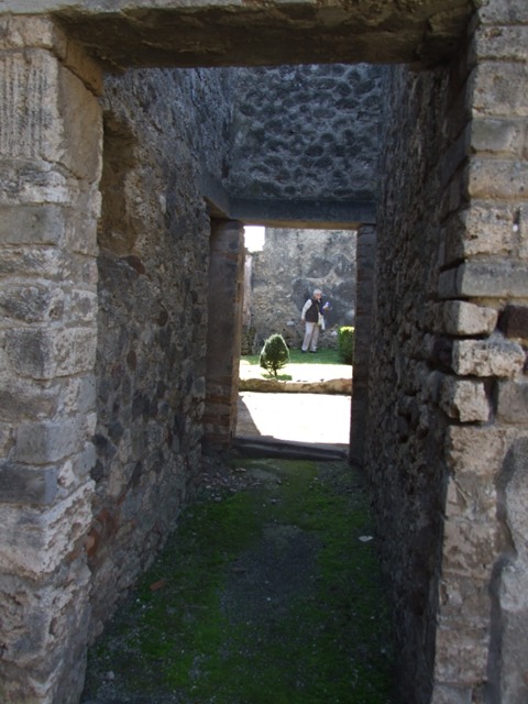 I.8.9 Pompeii.  March 2010.  Room 7.  Triclinium.  East wall, with recess. Photo courtesy of Rick Bauer.