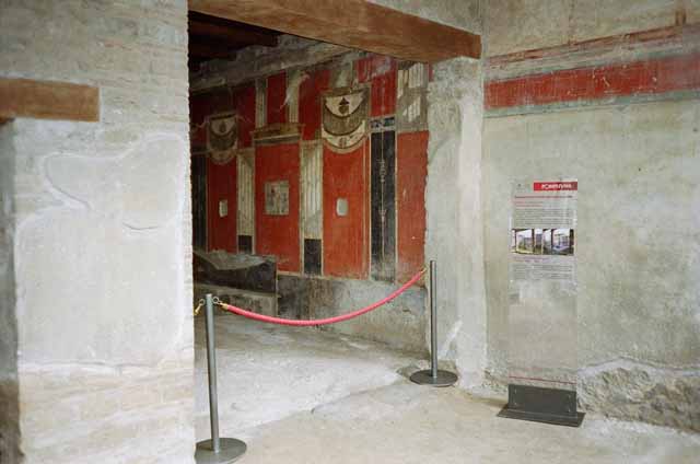 I.8.9 Pompeii.  March 2009. Room 7. Triclinium.  East wall. Upper level.  Architectural painting at centre.