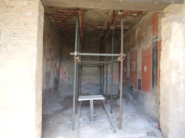 I.8.9 Pompeii.  March 2009. Room 7. Triclinium.  East wall. Lower level. South end.