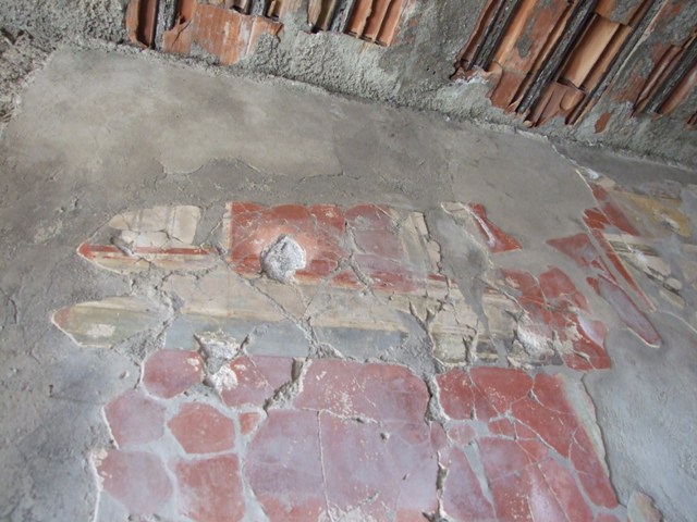 I.8.9 Pompeii. March 2009. Room 9 and Garden area. Remains of yellow plaster on the outside of the southern couch.