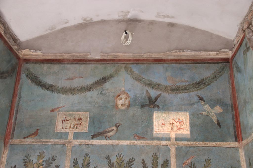 1.9.5 Pompeii. October 2022. Room 5, detail from upper east wall. Photo courtesy of Klaus Heese.