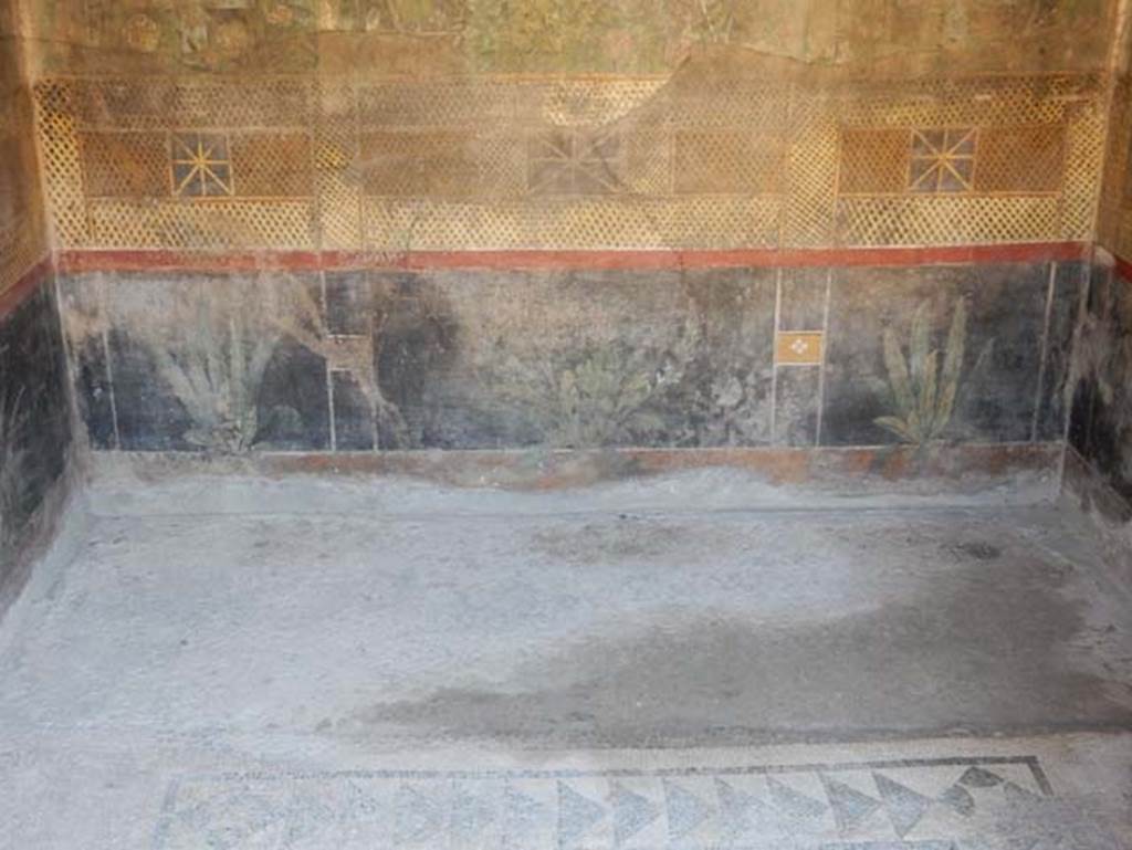 I.9.5 Pompeii. May 2016. Room 5, zoccolo from lower east wall. Photo courtesy of Buzz Ferebee.