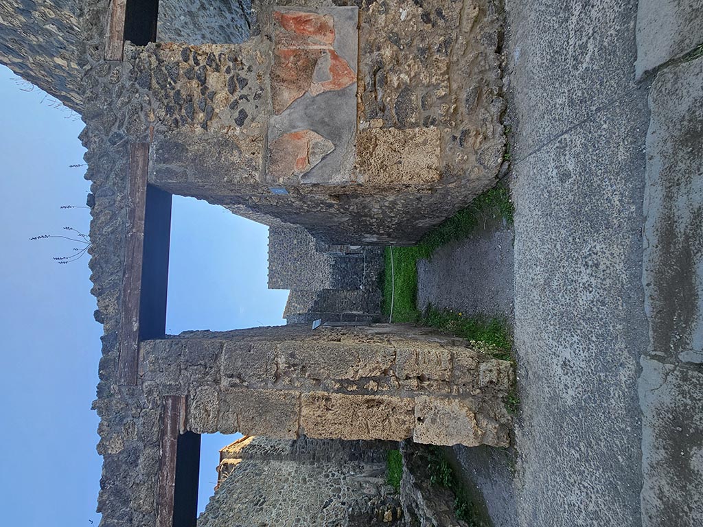I.10.3 Pompeii. December 2005. Looking south from entrance towards tablinum with window at rear.