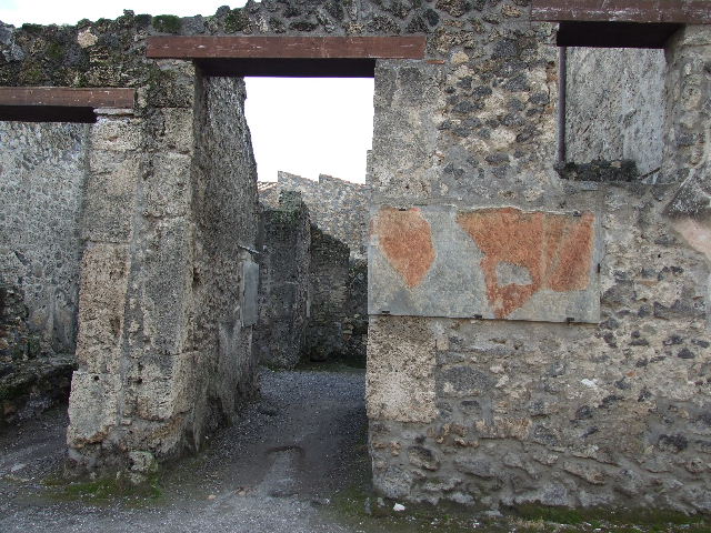 I.10.3 Pompeii. December 2006. Niche with painted round altar, small snake, two Lares and an inscription “Felix aeris IV as, Florus X.”.