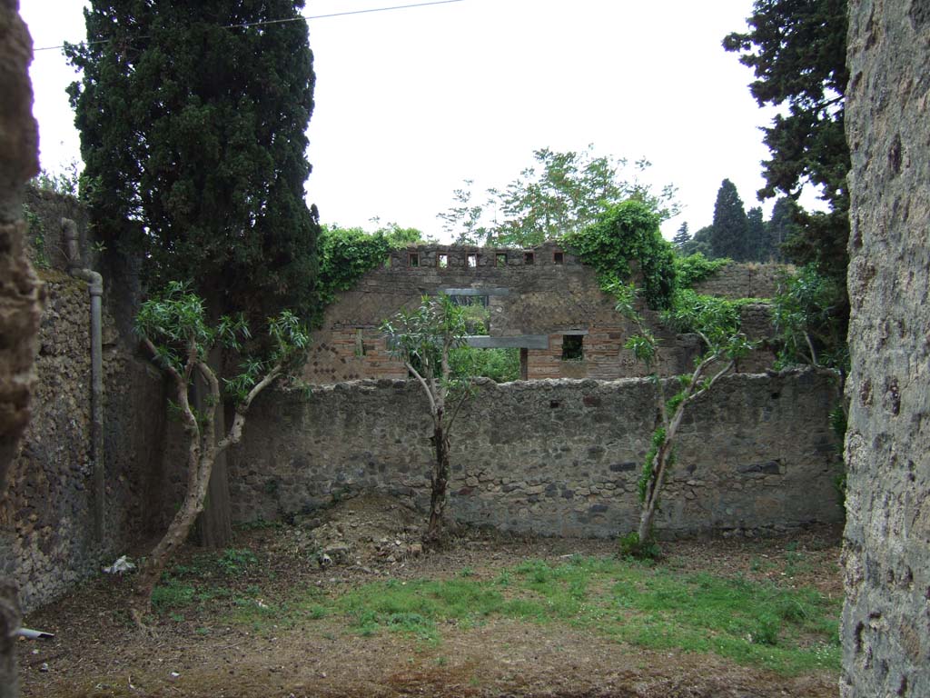 I.10.4 Pompeii. May 2006. Looking west from room 47 across kitchen garden.