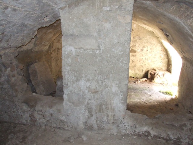 I.10.4 Pompeii. March 2009. Corridor M1 looking east from kitchen doorway.