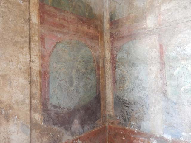 I.10.4 Pompeii. May 2010. Room 21 with floor mosaic for two-side beds, with emblema in centre.