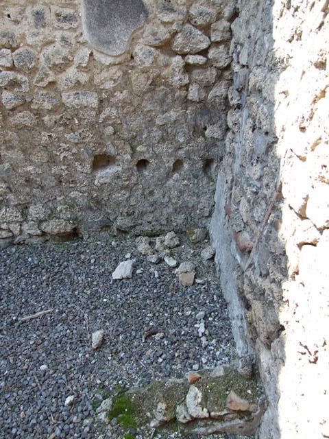 I.10.8 Pompeii. March 2009. Room 14, top of niche, painted yellow.