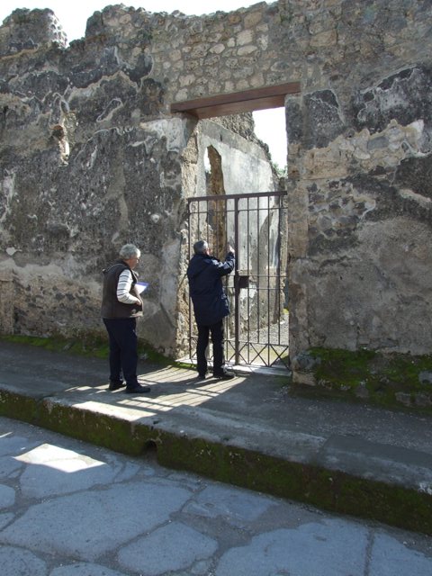 I.10.8 Pompeii. December 2004. Looking along fauces to atrium and rear rooms.