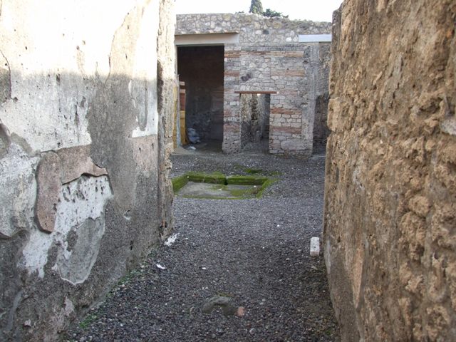 I.10.8 Pompeii. March 2009. Room 3, north wall of cubiculum with window onto Vicolo del Menandro. According to PPP, the following graffito was found on the north wall of the cubiculum, CIL IV 8380.
According to Della Corte, found on a wall in this white cubiculum, were CIL IV 8380, 8381 and 8384. According to PPP, CIL IV 8384 was found on the south wall of this cubiculum, see below. See Bragantini, de Vos, Badoni, 1981. Pitture e Pavimenti di Pompei, Parte 1. Rome: ICCD. (p.137) See Della Corte, M., 1965.  Case ed Abitanti di Pompei. Napoli: Fausto Fiorentino. (p.301)
According to Epigraphik-Datenbank Clauss/Slaby (See www.manfredclauss.de), these (incl 8384) read as –
Onesime 
xurikilla 
dos labii Onesimus 
Onesime <c=Q>un(n)u(m) li(n)ge        [CIL IV 8380]
"GR"      [CIL IV 8381]
Contemno derideo Latona(m) tua(m) Salvilla[m]       [CIL IV 8384]
