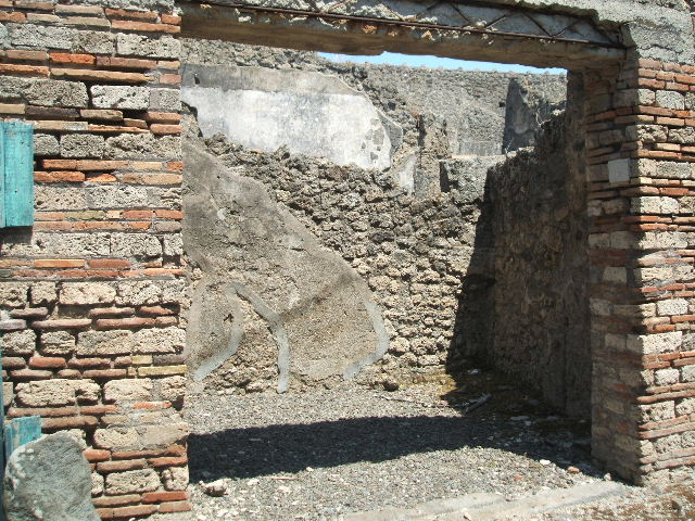 I.10.9 Pompeii.  March 2009.  Structure on west wall of insula to the south of I.10.9.  Looking north along the Vicolo del Citarista.  