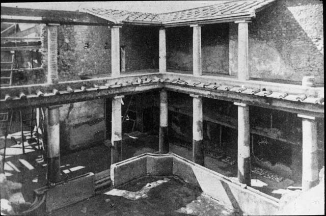I.10.11 Pompeii.  March 2009.  Room 12.  Cubiculum.  East wall.  Upper part.  Painting of panther.